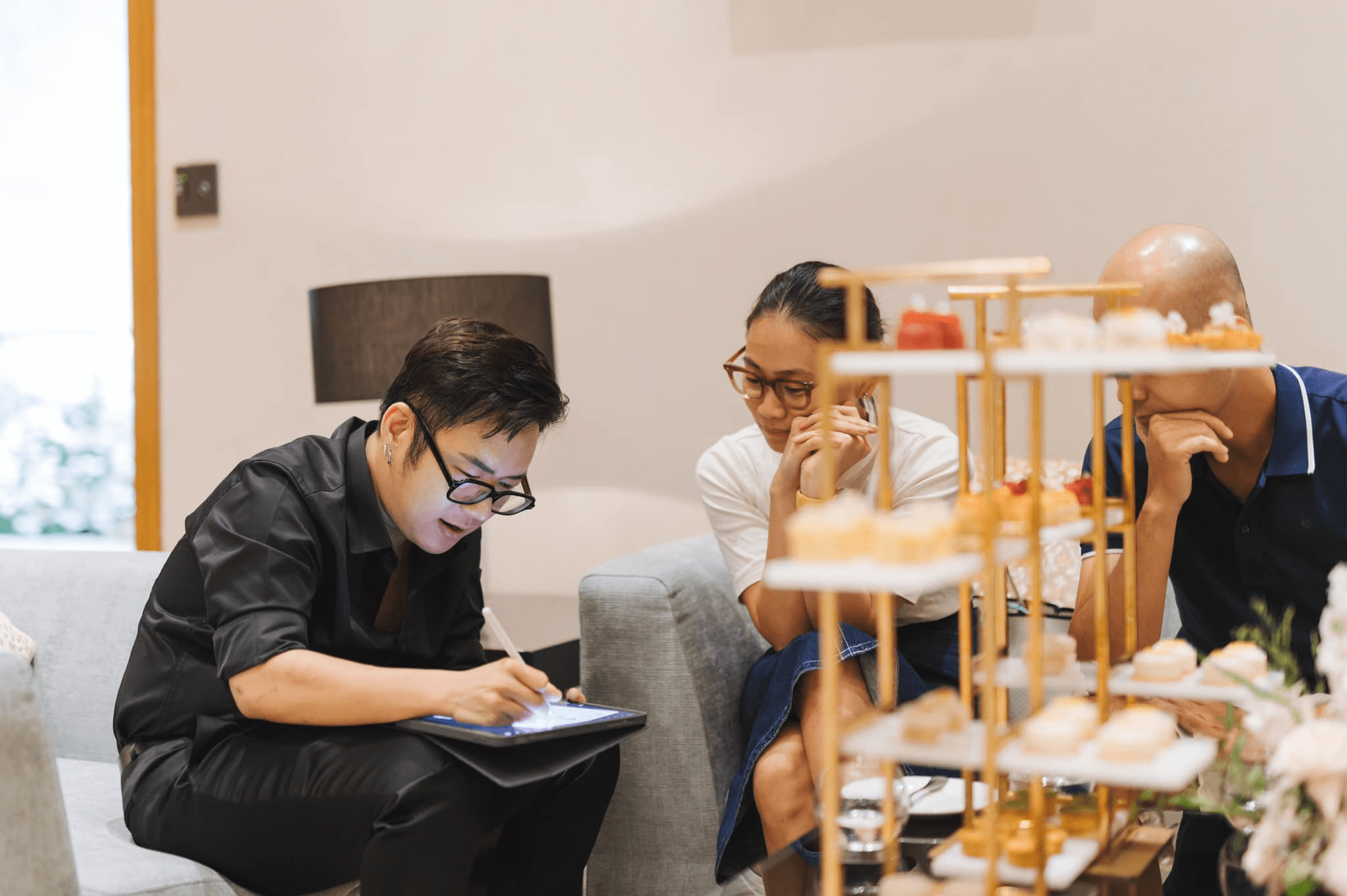 Chung Thanh Phong chữ Duyên trong từng Thiết kế lộng lẫy