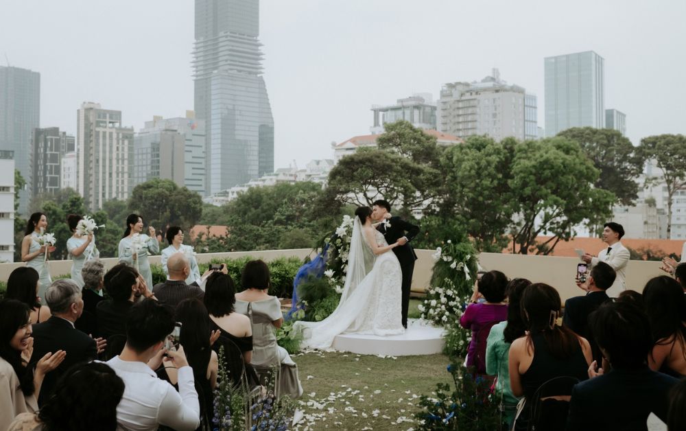Một tiệc cưới nhẹ nhàng ấm cúng diễn ra ngoài trời tại JW Marriott Hotel