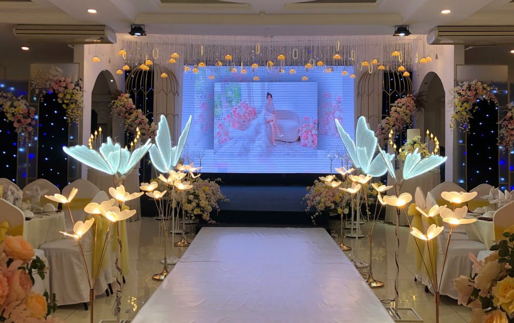 Một sân khấu cưới đơn giản tại nhà hàng tiệc cưới Minh Phú