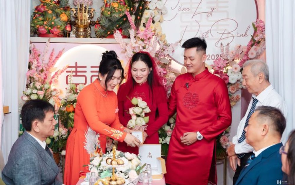 Ngày cưới là dịp để người thân gửi lời chúc tốt đẹp đến con cháu 