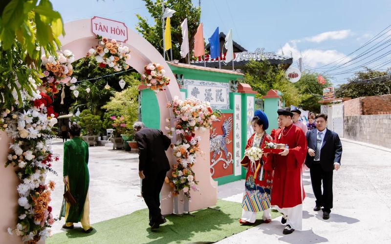 Chú rể đã thành công đón được cô dâu về với gia đình mình