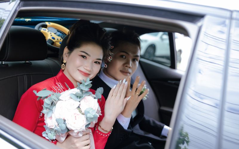 Chú rể đón cô dâu thành công về gia đình để làm lễ gia tiên nhà trai