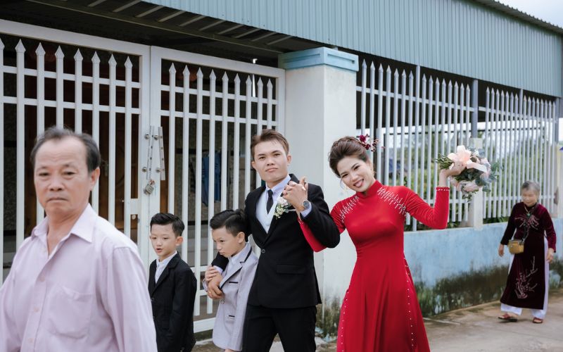 Chú rể không giấu nổi niềm vui khi nắm chặt tay cô dâu về nhà