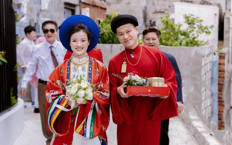 Cô dâu chú rể hân hoan trong ngày cưới
