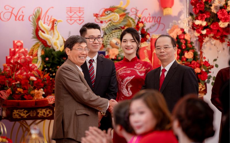 Đại diện hai bên gia đình bắt tay chúc mừng - Nguồn ảnh: Soul Wedding