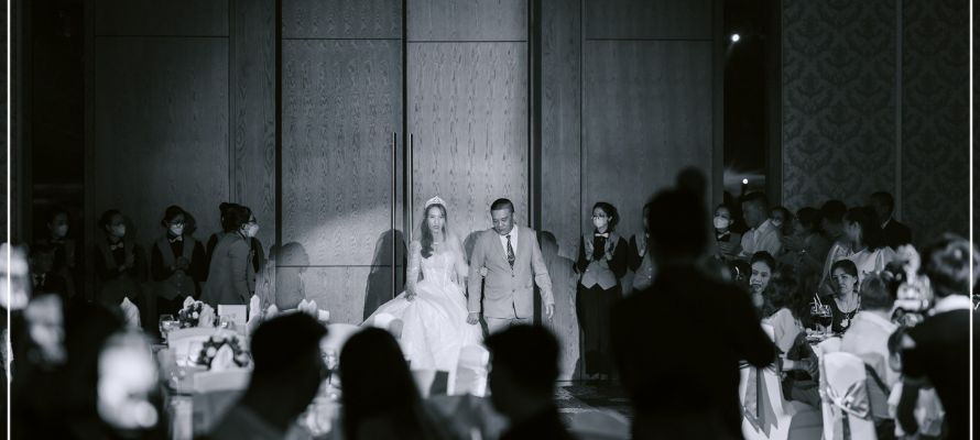 Đội ngũ nhân viên nhiệt tình hỗ trợ dâu rể trong suốt đám cưới