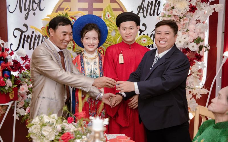 Hai bên thông gia không giấu nổi sự vui mừng trong ngày trọng đại của con cái
