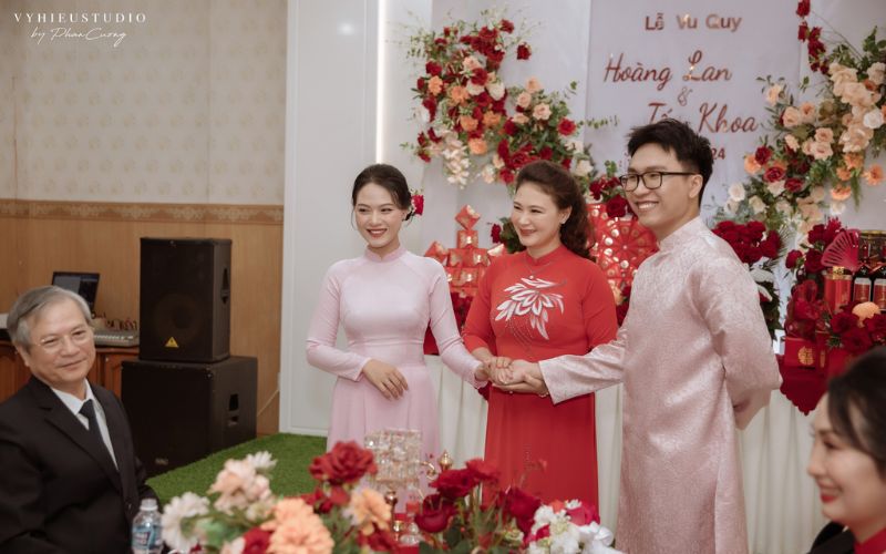 Hình ảnh người mẹ trao tay cô dâu cho chú rể trong lễ Vu Quy - Nguồn ảnh: Hiếu Vy Studio