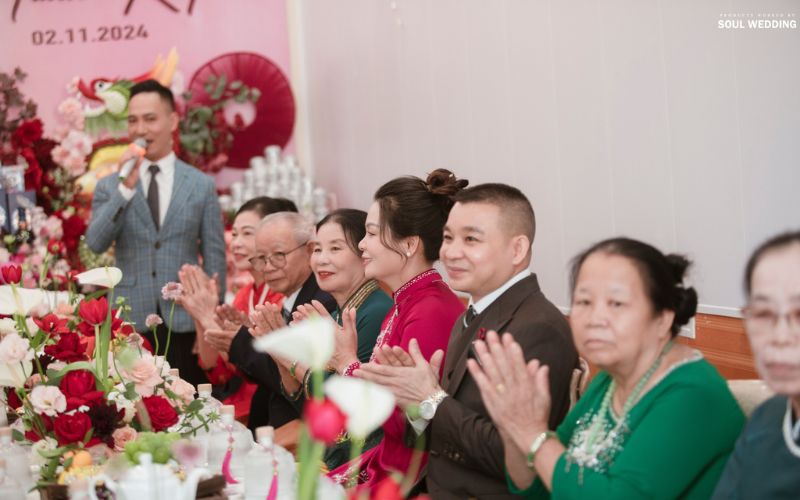 MC dẫn dắt bên trong lễ ăn hỏi cũng là một điểm cộng - Nguồn ảnh: Soul Wedding