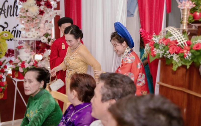 Nàng dâu bẽn lẽn được mẹ dắt ra ngoài ra mắt họ hàng đôi bên