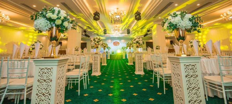 Sảnh Crystal có trần cao vừa phải tạo nên bữa tiệc ấm cúng