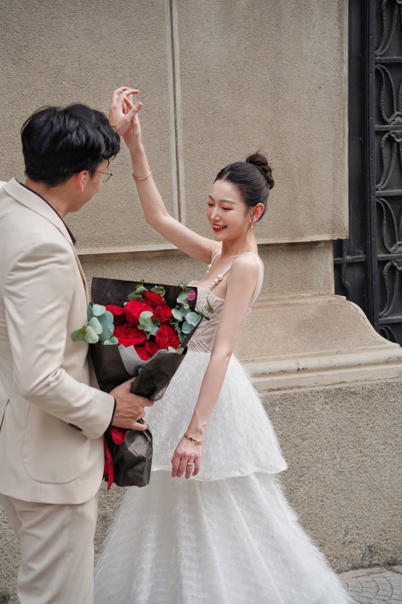 Kiểu tóc phù hợp sẽ khiến dâu thấp bé “ăn gian” thêm chiều cao - Nguồn LE'S ART