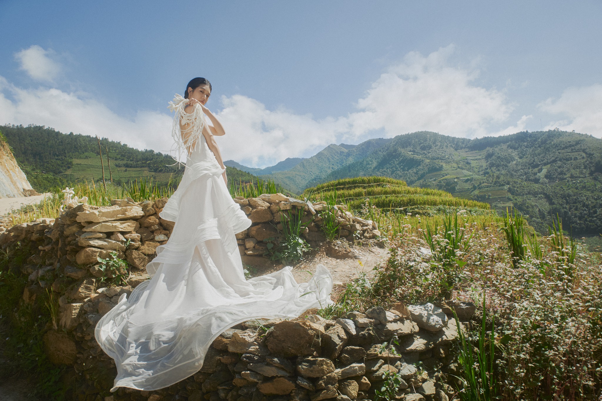 Chiếc váy cưới phù hợp giúp nàng dâu nấm lùn tự tin hơn - Nguồn Lecia Bridal