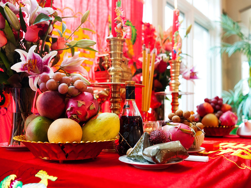 Tu-trang-tri-ban-gia-tien-ngay-cuoi