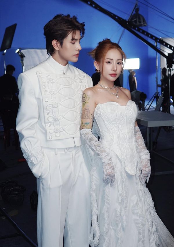 Du Uyên sở hữu chiều cao 1m55 nhưng vẫn rất hợp trong bộ váy corset 