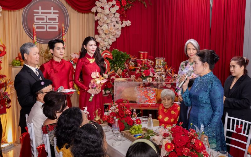 Mâm quả tone đỏ truyền thống kết hợp trong đám cưới Chế Nguyễn Quỳnh Châu