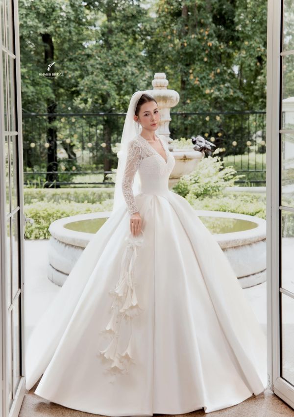 Mẫu váy cổ điển nhưng quyến rũ của nàng bigsize dáng tam giác ngược - Nguồn Khabib Bridal