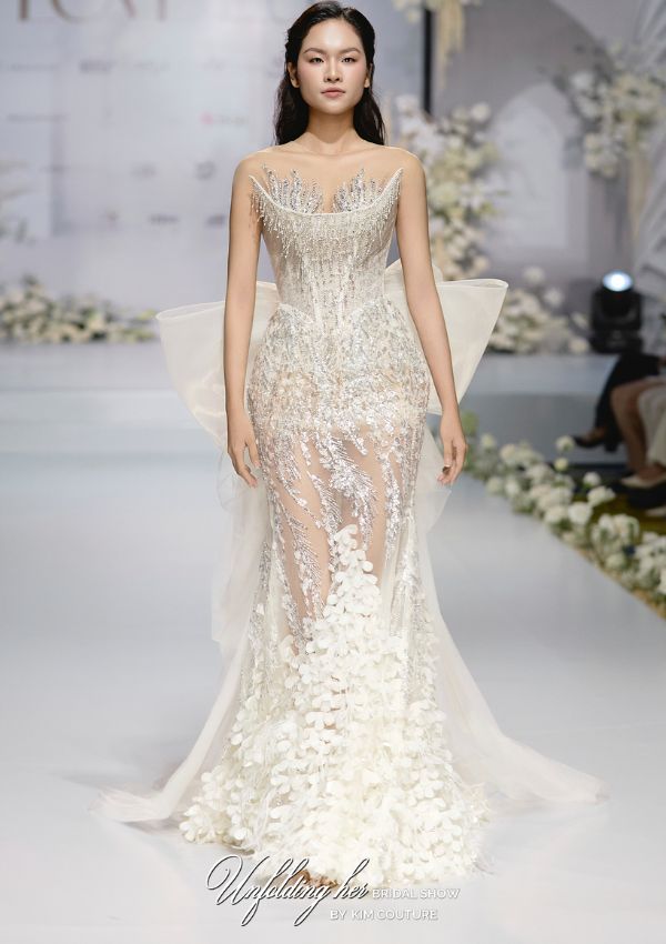 Mẫu váy xuyên thấu có mặt trong BST Unfolding Her - Nguồn Kim Couture