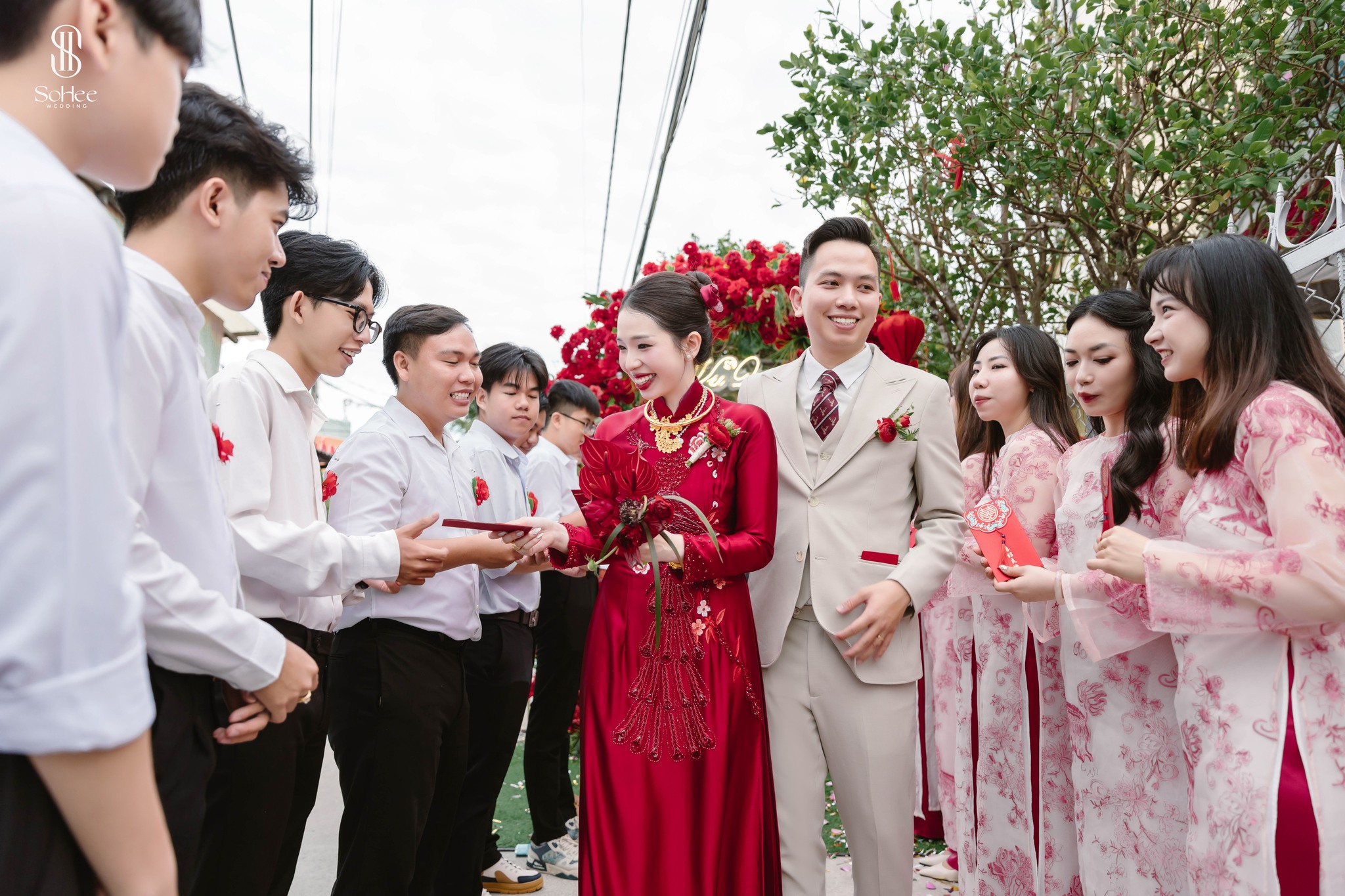 nghi-thuc-trao-li-xi-cho-doi-be-trap-trong-le-an-hoi